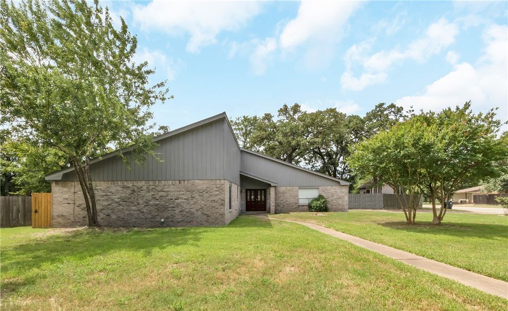 1600 Austin Avenue, College Station, TX 77845