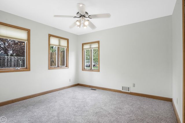 45073 Grant Park, Utica, MI 48317
