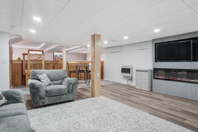 45073 Grant Park, Utica, MI 48317