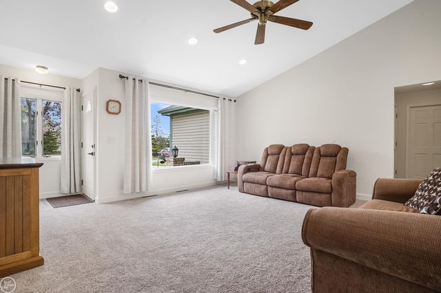 45073 Grant Park, Utica, MI 48317