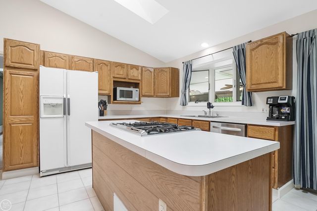 45073 Grant Park, Utica, MI 48317