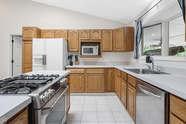 45073 Grant Park, Utica, MI 48317