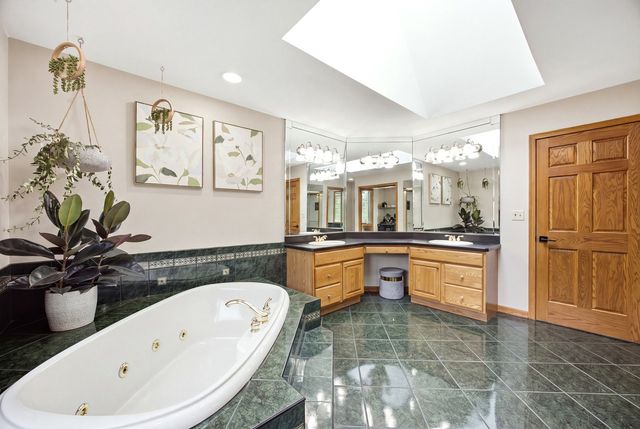 8N055 Secretariat Court, St. Charles, IL 60175