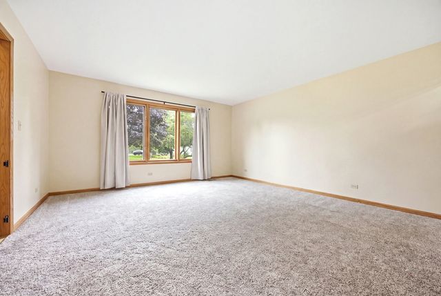 8N055 Secretariat Court, St. Charles, IL 60175