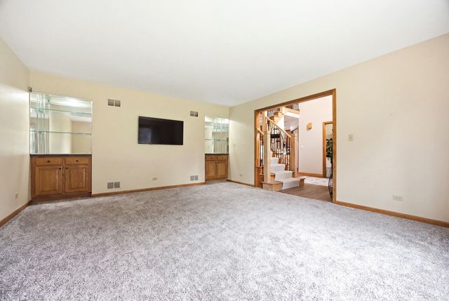 8N055 Secretariat Court, St. Charles, IL 60175