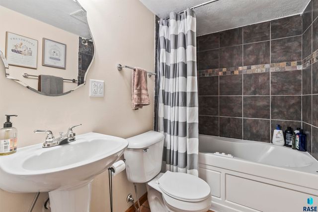 7208 W 66th St Street, Sioux Falls, SD 57106