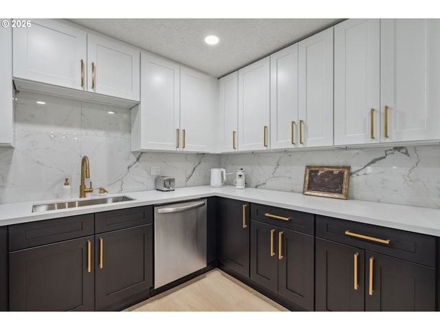 950 Se 18TH Ave, Hillsboro, OR 97123