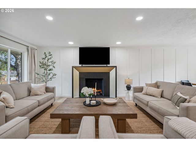 950 Se 18TH Ave, Hillsboro, OR 97123