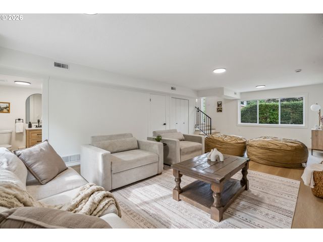 950 Se 18TH Ave, Hillsboro, OR 97123