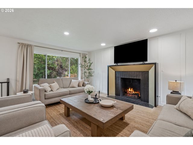 950 Se 18TH Ave, Hillsboro, OR 97123