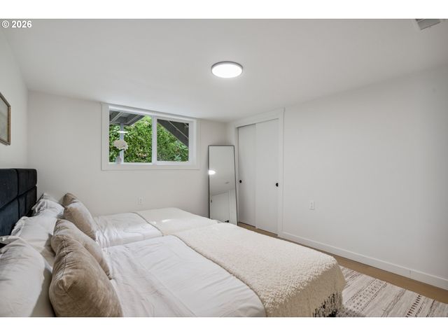 950 Se 18TH Ave, Hillsboro, OR 97123