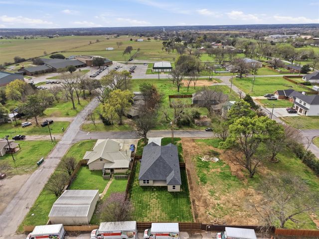 407 E Boyd Avenue, Boyd, TX 76023