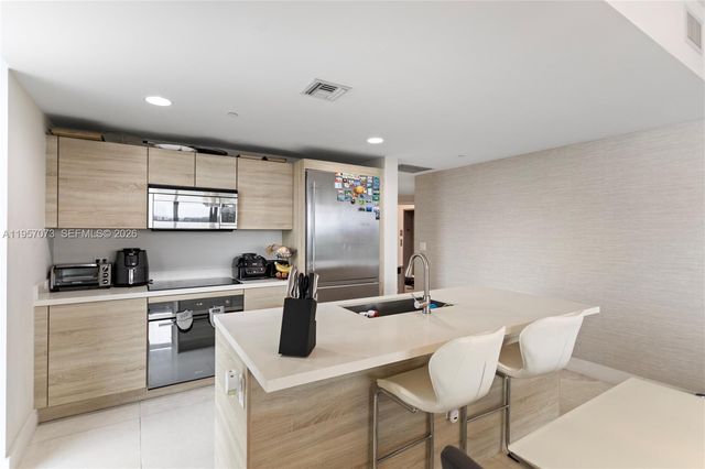 16385 Biscayne Blvd 1007, North Miami Beach, FL 33160