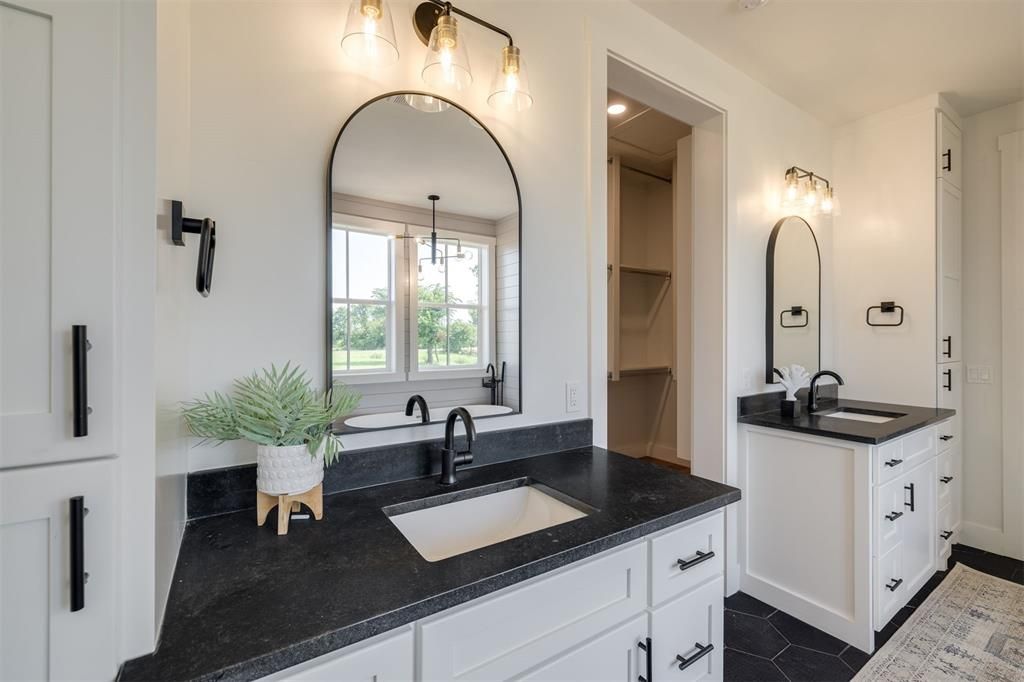 Image 18 of property listing at 29786 Vineyard Meadow Road, Norman, OK 73072