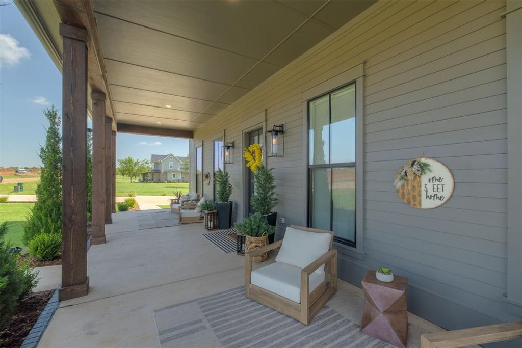 Image 4 of property listing at 29786 Vineyard Meadow Road, Norman, OK 73072