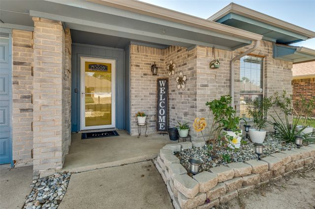 7504 Sean Drive, North Richland Hills, TX 76182