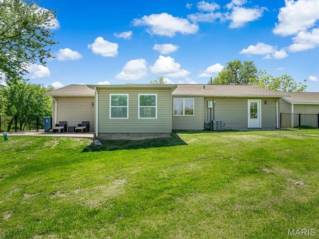 336 E Lake Drive, Edwardsville, IL 62025