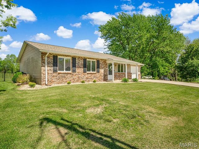336 E Lake Drive, Edwardsville, IL 62025