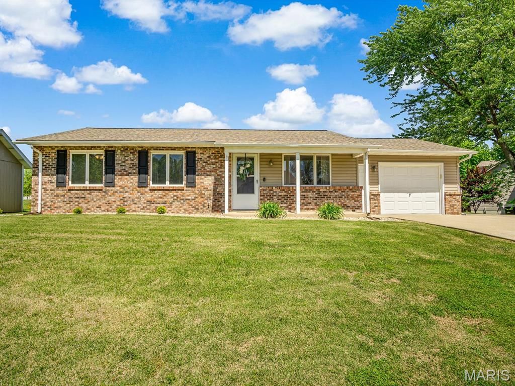 336 E Lake Drive, Edwardsville, IL 62025