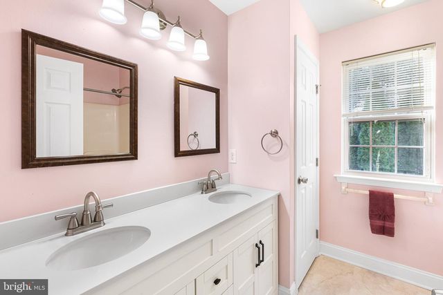 6 SUNSET HOLLOW RD, West Chester, PA 19380