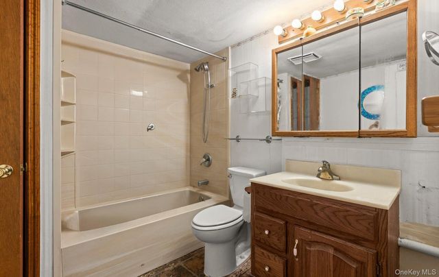 902 Old Medford Avenue, Medford, NY 11763