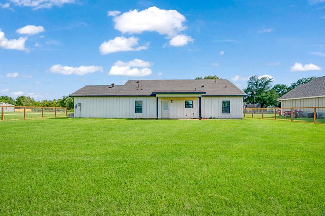 725 Daniel Street, Blossom, TX 75416
