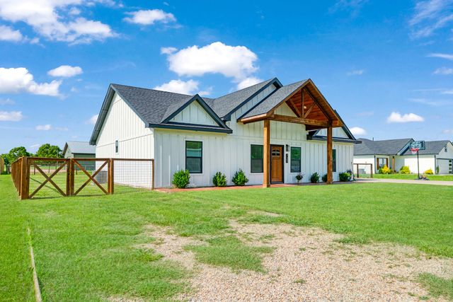 725 Daniel Street, Blossom, TX 75416