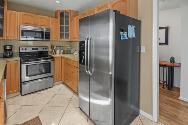 2936 Lake Shore Drive 310, Riviera Beach, FL 33404