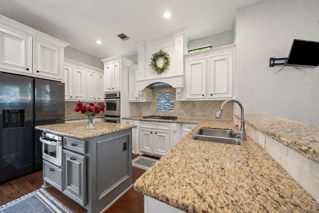 2 Brookgreen Circle N, Montgomery, TX 77356