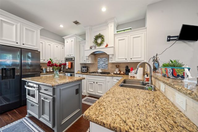 2 Brookgreen Circle N, Montgomery, TX 77356