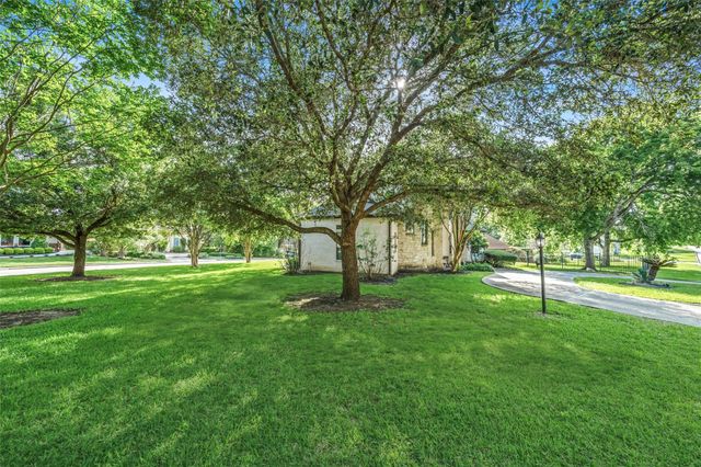 2 Brookgreen Circle N, Montgomery, TX 77356