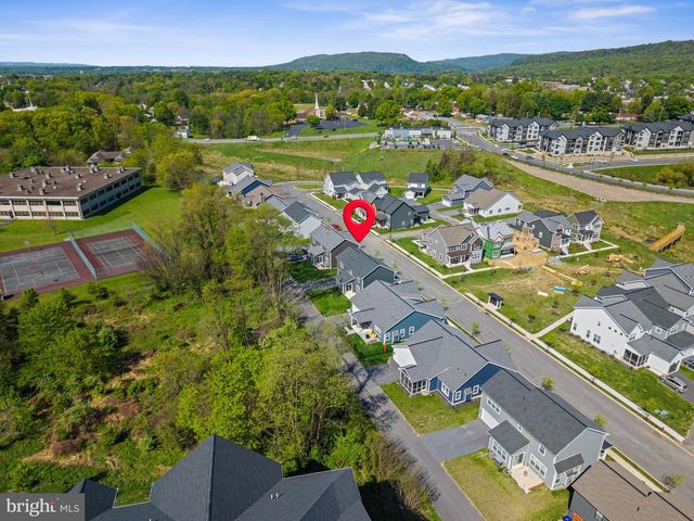 2425 HAWTHORNE DR, Harrisburg, PA 17110
