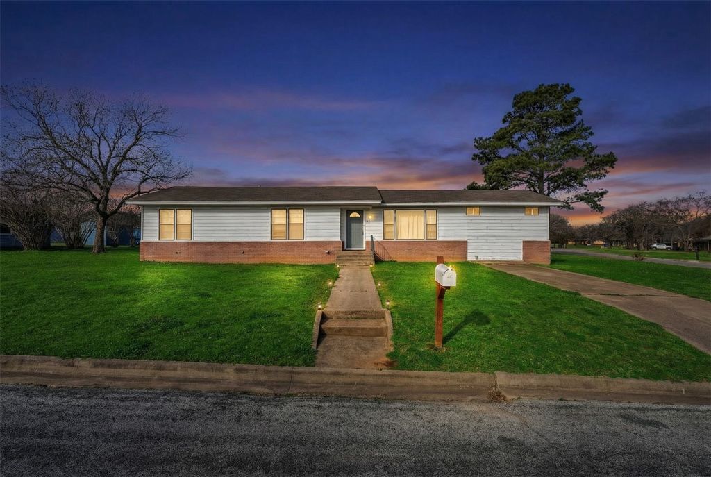 100 Rosedale Avenue, Keene, TX 76059