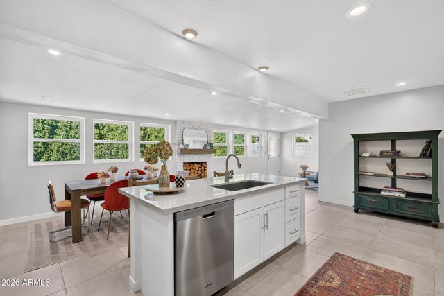 2734 E HIGHLAND Avenue, Phoenix, AZ 85016