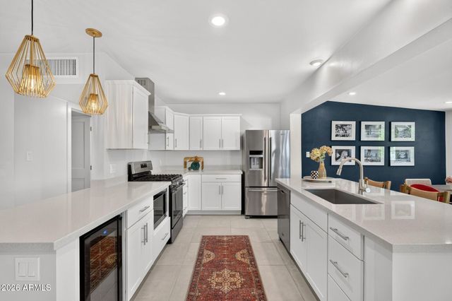 2734 E HIGHLAND Avenue, Phoenix, AZ 85016