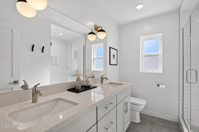 2734 E HIGHLAND Avenue, Phoenix, AZ 85016