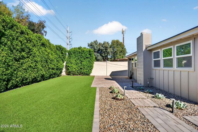 2734 E HIGHLAND Avenue, Phoenix, AZ 85016