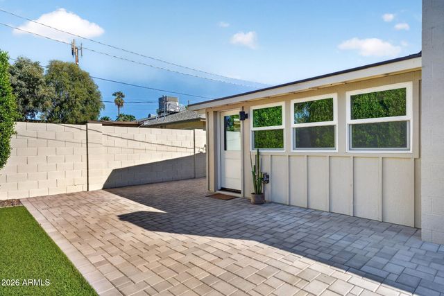2734 E HIGHLAND Avenue, Phoenix, AZ 85016