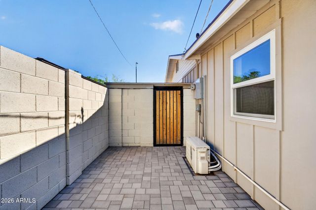 2734 E HIGHLAND Avenue, Phoenix, AZ 85016