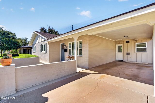 2734 E HIGHLAND Avenue, Phoenix, AZ 85016