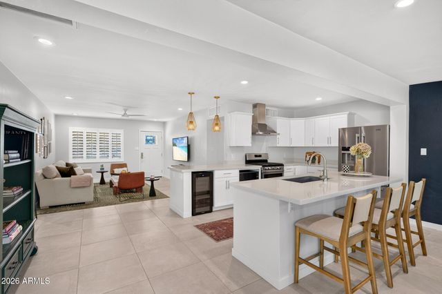 2734 E HIGHLAND Avenue, Phoenix, AZ 85016