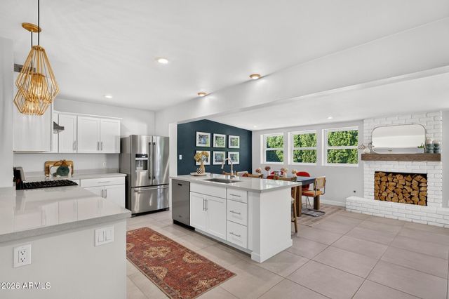 2734 E HIGHLAND Avenue, Phoenix, AZ 85016
