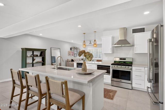 2734 E HIGHLAND Avenue, Phoenix, AZ 85016