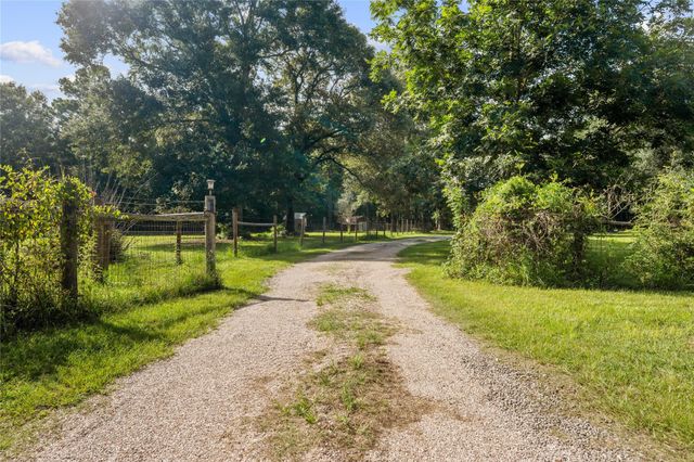 67 County Road 2190, Cleveland, TX 77327