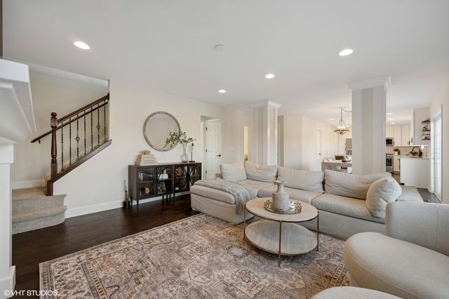 4142 Hampton Court, Glenview, IL 60026