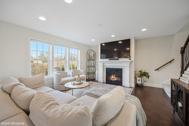 4142 Hampton Court, Glenview, IL 60026