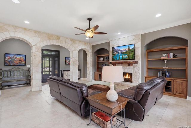 1821 SPLIT MTN, Canyon Lake, TX 78133