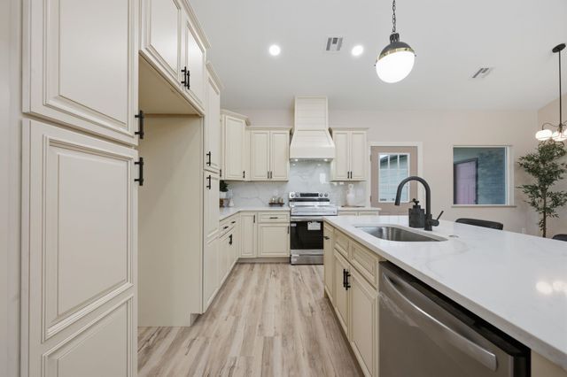 731 N Wakefield Ave, Valley Center, KS 67147