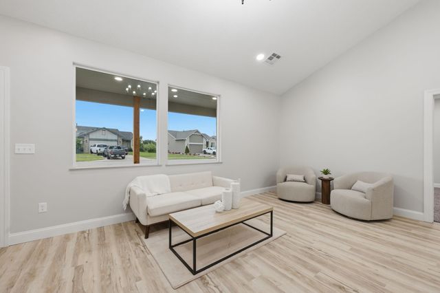 731 N Wakefield Ave, Valley Center, KS 67147
