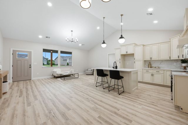 731 N Wakefield Ave, Valley Center, KS 67147